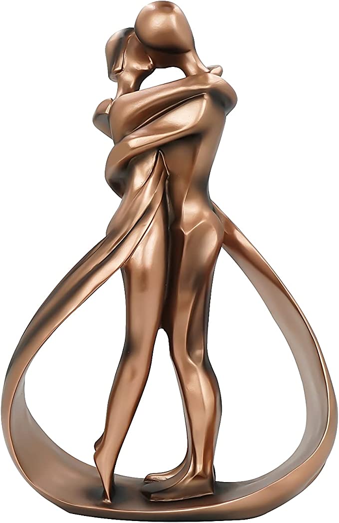 🔥🔥Romantic lovers embrace statue