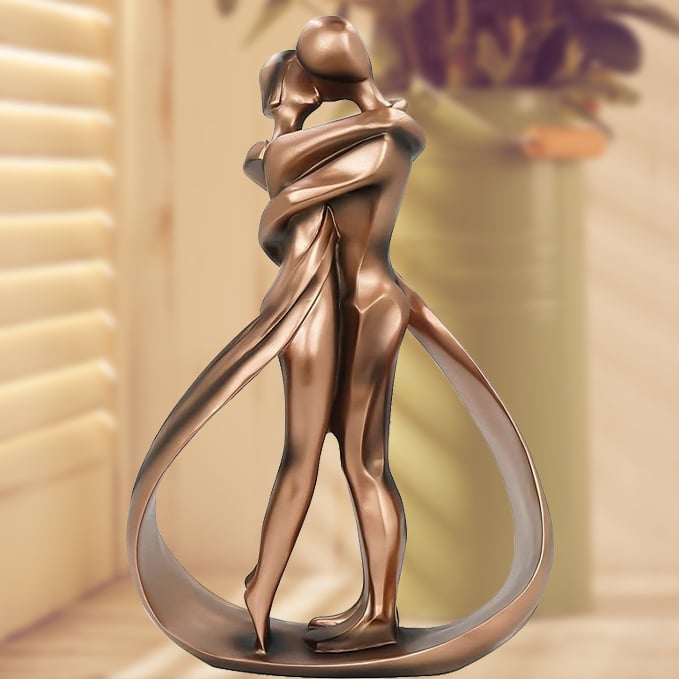 🔥🔥Romantic lovers embrace statue