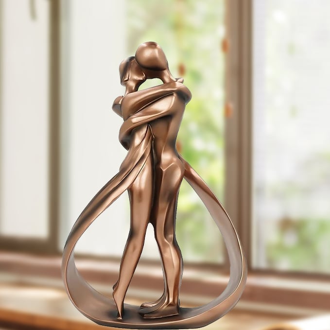🔥🔥Romantic lovers embrace statue